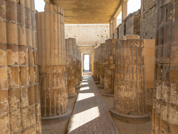 أفضل 12 مكان سياحي في مصر: دليل لأجمل المناطق والمعالم السياحية 2026 3 الأعمدة القديمة. بوابة مدخل هرم زوسر، مقبرة سقارة