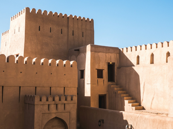 أفضل 19 مكان سياحي في عمان: دليل لأجمل المناطق والمعالم السياحية 2026 3 قلعة نزوى